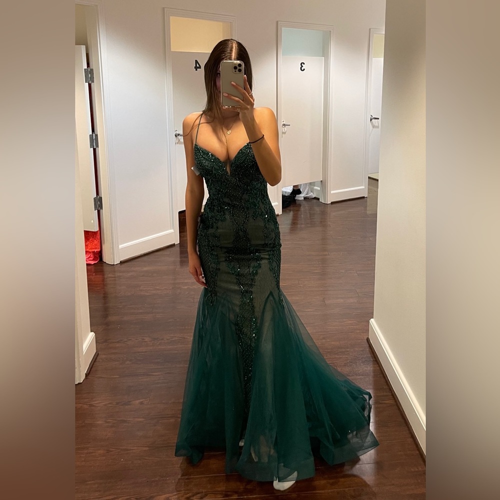 Beautiful Emerald Green Prom Dress with Beading and Lace Train. - Picture 2 of 4